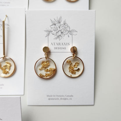 Gold flake round earrings